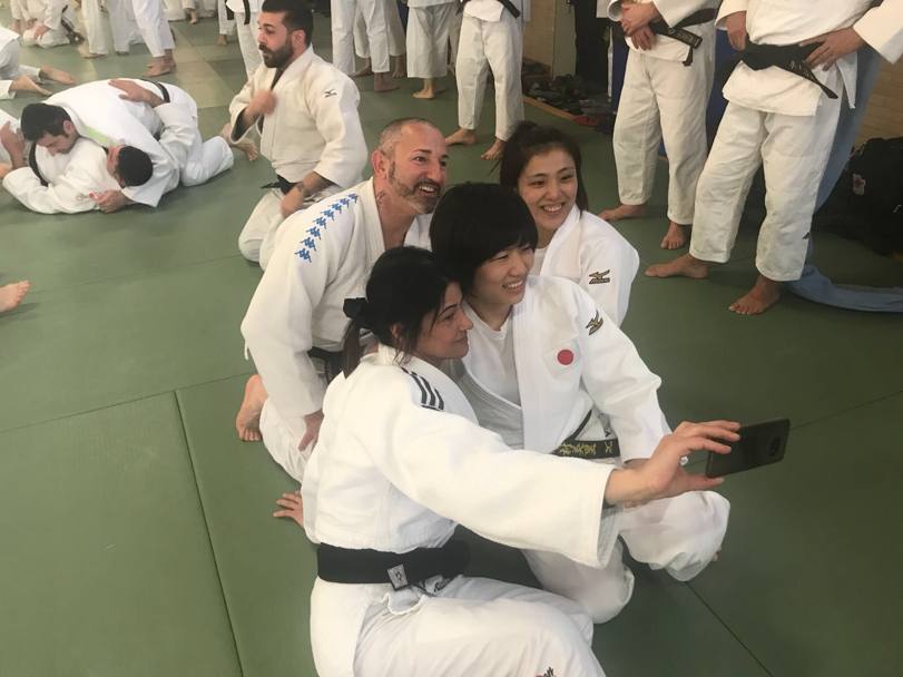 Haruka Tachimoto e Misato Nakamura in posa per un selfie con alcuni tecnici 